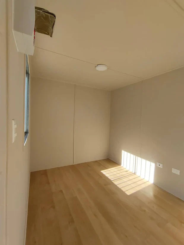Contenedor marítimo de 20 pies modificado con oficina y baño completo
