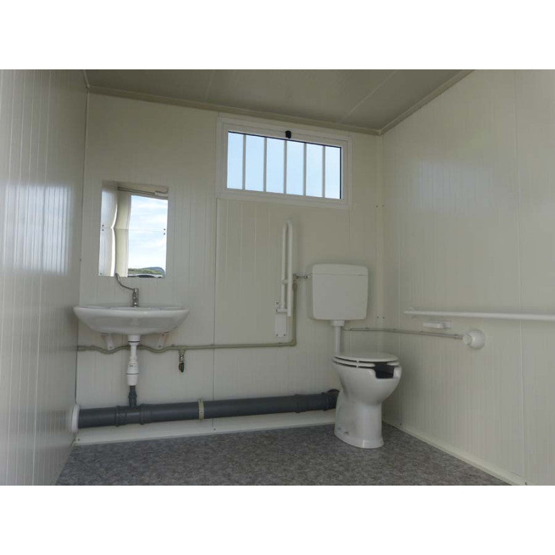 Módulo sanitario accesible con inodoro y ducha.