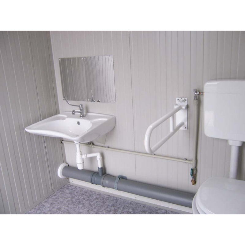 Módulo sanitario accesible con inodoro y ducha.