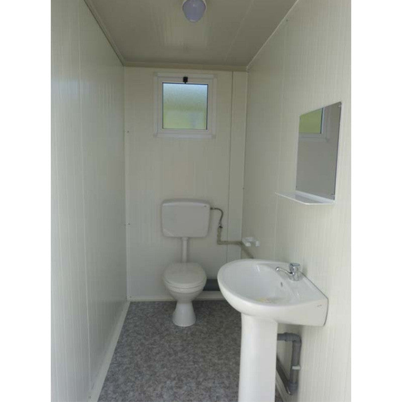 Módulo sanitario accesible con inodoro y ducha.