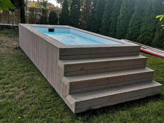 Piscina contenedor con revestimiento de madera - vista exterior | Sit Partners