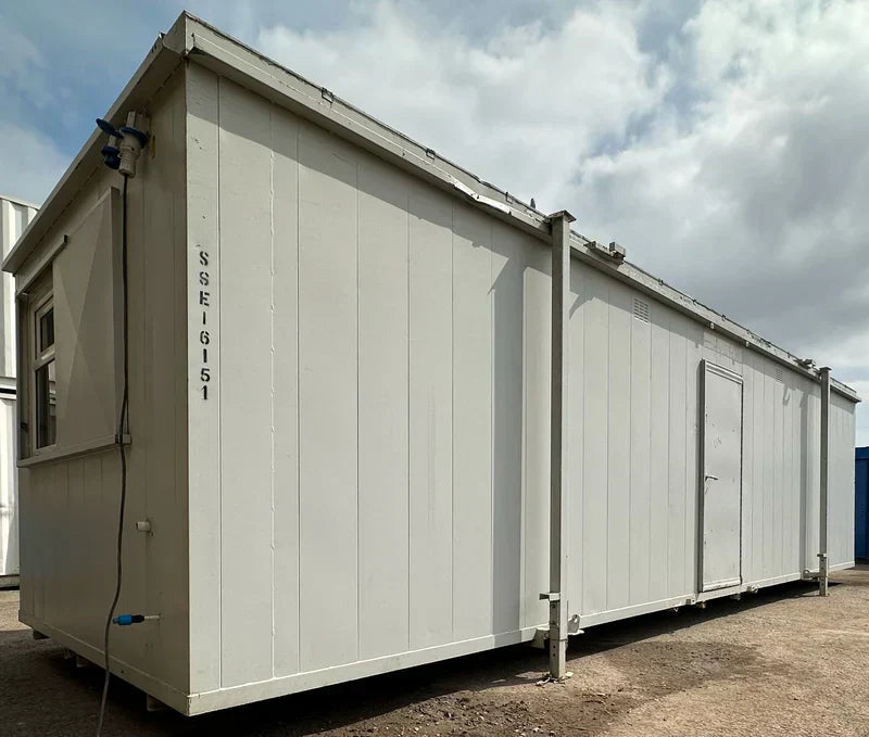Contenedor oficina 9,7x3m con sanitarios - vista exterior | Sit Partners