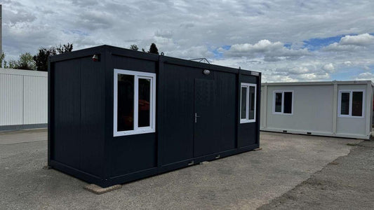 Contenedor oficina negro - vista exterior | Sit Partners