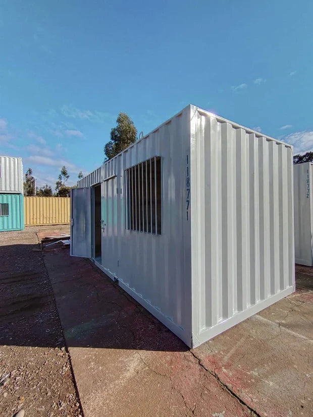 Contenedor marítimo de 20 pies modificado con oficina y baño completo