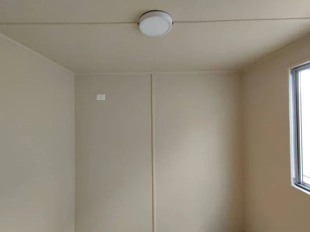 Contenedor marítimo de 20 pies modificado con oficina y baño completo