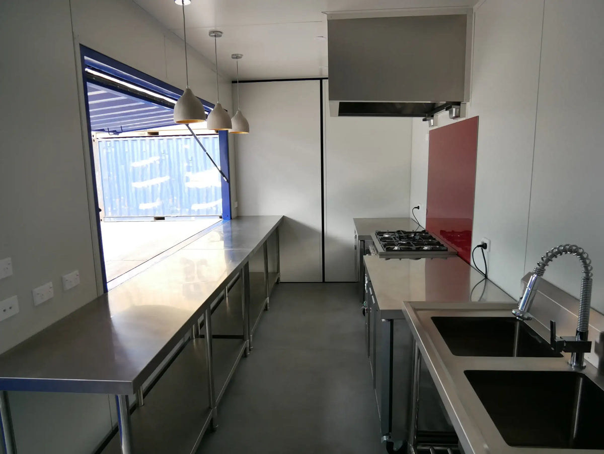 Café en contenedor marítimo con fachada de madera - detalle | Sit Partners